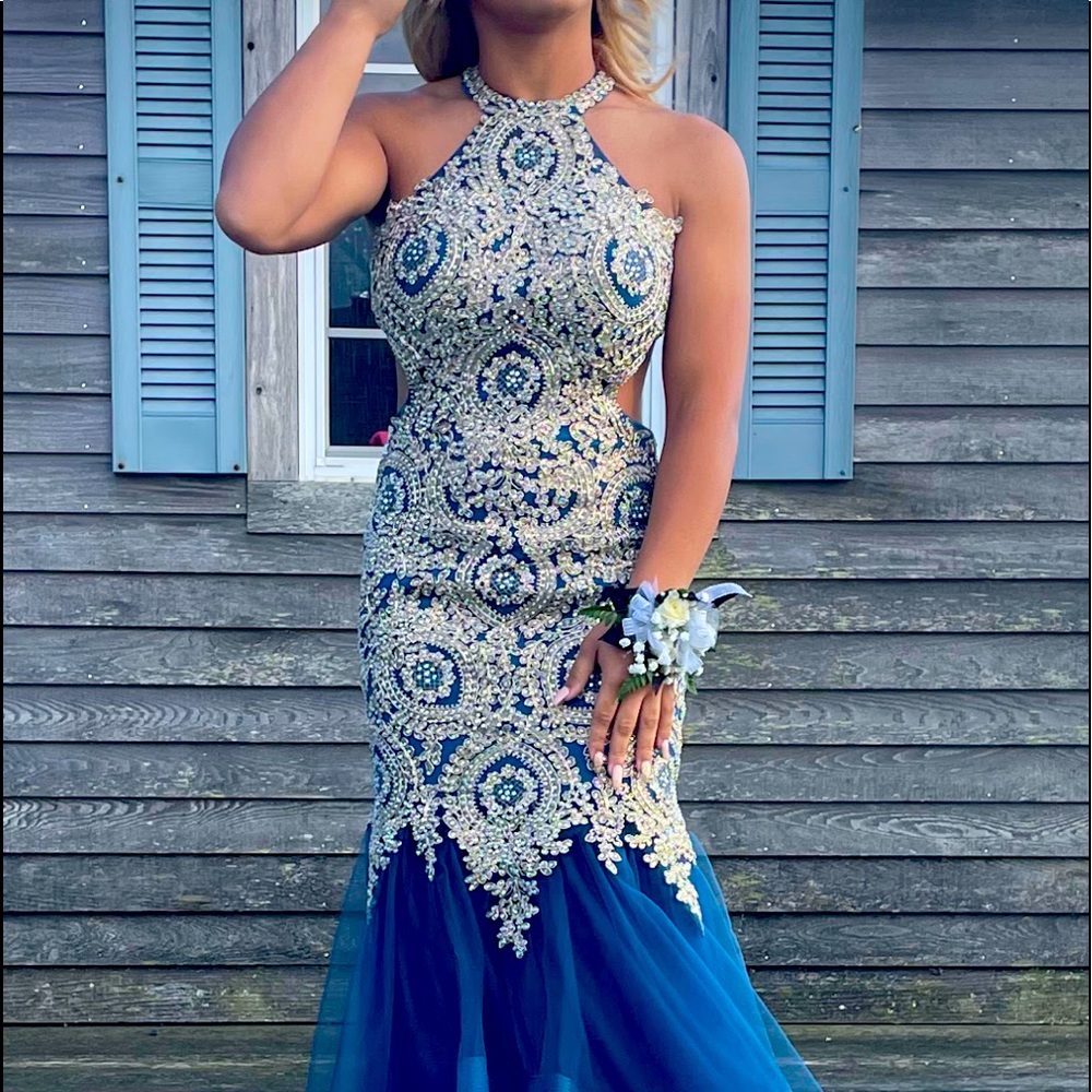 Absolutely stunning prom dress!  Literally worn for 2 hours…. Looks brand New!